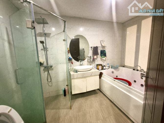 Bán nhà Trịnh Đình Cửu 105m², ô chờ thang máy, gần phố, giá 20,2 tỷ