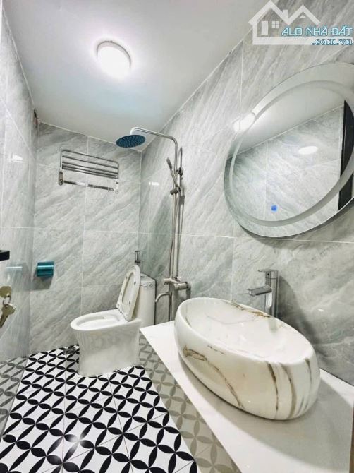 Bán nhà Giáp Bát, Hoàng Mai, 25m2 x 3 tầng, Ô tô Giá: 6.45 tỷ( ctl).