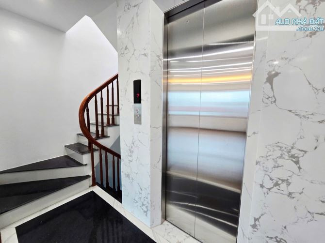 Nhà Hoàng Quốc Việt Ngõ ô tô tránh kinh doanh, nhà mới thang máy,lô góc 3 thoáng, gần phố