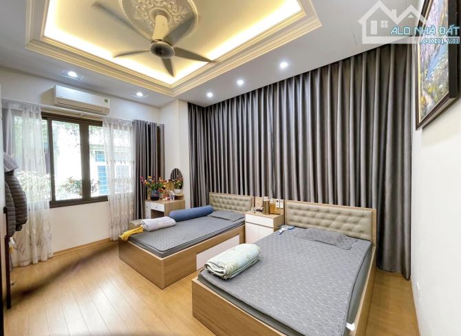 Bán nhà phố Trần Quốc Hoàn, 80m², 5 tầng, lô góc 2 thoáng, ô tô vào nhà, 29 tỷ