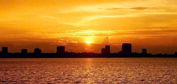 Cần bán gấp nhà 5 tầng DT to mặt tiền rộng ở gần Lotte LẠC LONG QUÂN gần công viên nướcTây