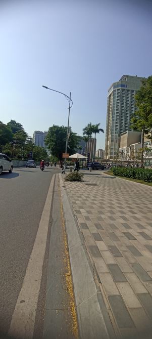 Cần bán gấp nhà 5 tầng DT to mặt tiền rộng ở gần Lotte LẠC LONG QUÂN gần công viên nướcTây