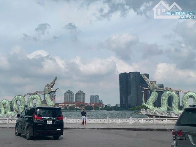 Cần bán gấp nhà 5 tầng DT to mặt tiền rộng ở gần Lotte LẠC LONG QUÂN gần công viên nướcTây