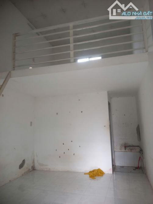 Cho thuê phòng trọ giá 1.2tr/tháng, điện nước đầy đủ, ô tô đậu trước của phòng. vị trí