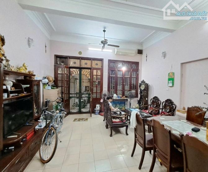 Hạ 2 tỷ bán gấp nhà Hàng Bài gần hồ Hoàn Kiếm: 42m x 5 t, mặt 5.2m, kd, an sinh cực tốt.