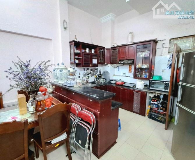 Hạ 2 tỷ bán gấp nhà Hàng Bài gần hồ Hoàn Kiếm: 42m x 5 t, mặt 5.2m, kd, an sinh cực tốt.