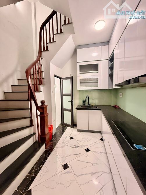 Nhà Đẹp Gần Đường Ô Tô Bạch Đằng, Hoàn Kiếm 31m, 5 tầng, mt 3.3m, giá 7.95 tỷ.