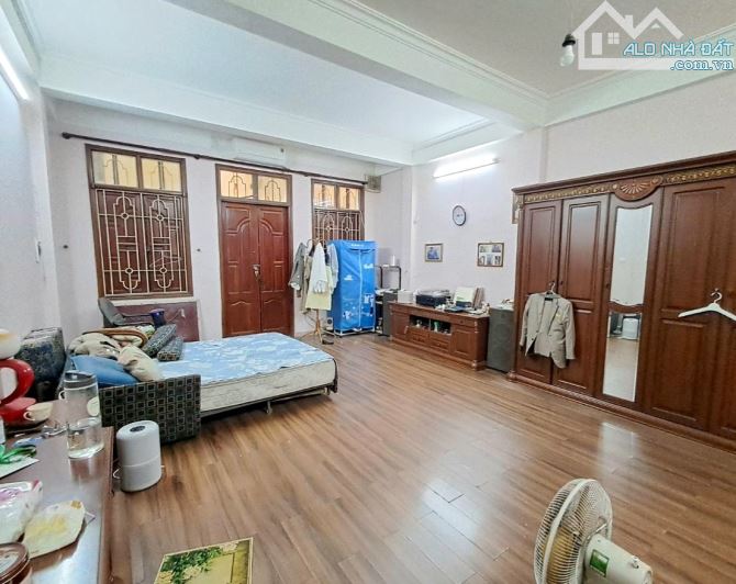 Hạ 2 tỷ bán gấp nhà Hàng Bài gần hồ Hoàn Kiếm: 42m x 5 t, mặt 5.2m, kd, an sinh cực tốt.