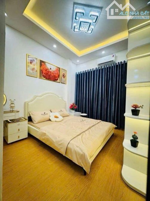 Bán Nhà Phố Hồng Hà, Hoàn Kiếm 22m, 5 tầng, mt 3.3m, giá 6.28 tỷ.