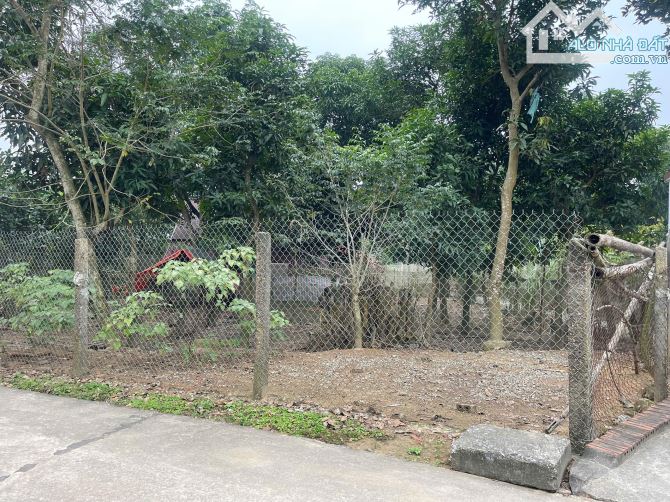 Bán 1700m2 đất, đã có nhà tạm, cây cối quanh đất xã Vạn Xuân, tỉnh Phú Thọ