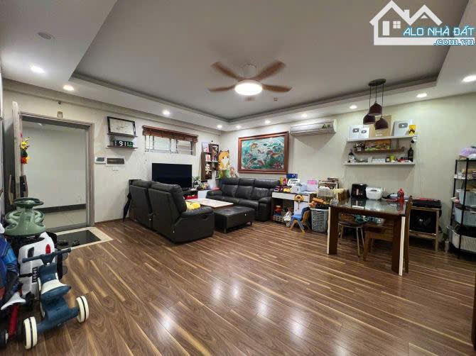 bán nhà Phân lô Nguyên Hồng.DT 40m x 6 tầng. MT 4m. Giá 20 tỷ.