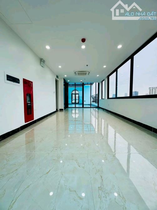 BÁN TÒA NHÀ MẶT PHỐ ĐÊ LA THÀNH ĐỐNG ĐA 65 TỶ 100M MT 6M 9T THANG MÁY VỈA HÈ Ô TÔ TRÁNH KI