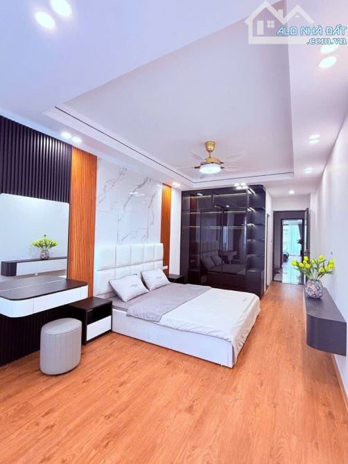 HIÊM HOÀNG CẦU Đ Đ 70/80m2x 7tầng THANG MÁY-OTO