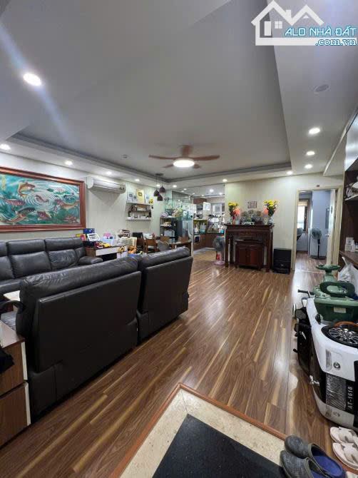 bán nhà Phân lô Nguyên Hồng.DT 40m x 6 tầng. MT 4m. Giá 20 tỷ.