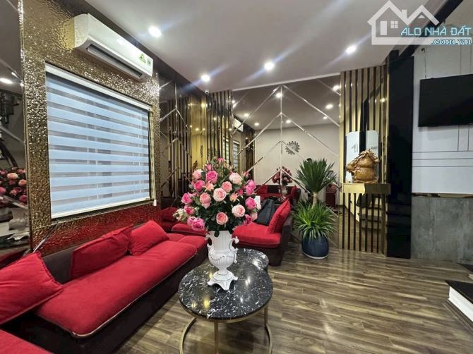 bán nhà Phân lô Nguyên Hồng.DT 40m x 6 tầng. MT 4m. Giá 20 tỷ.