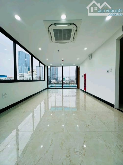 BÁN TÒA NHÀ MẶT PHỐ ĐÊ LA THÀNH ĐỐNG ĐA 65 TỶ 100M MT 6M 9T THANG MÁY VỈA HÈ Ô TÔ TRÁNH KI