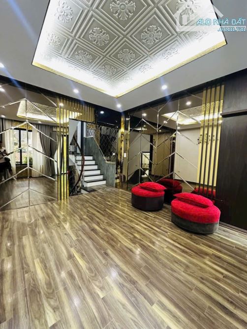 bán nhà Phân lô Nguyên Hồng.DT 40m x 6 tầng. MT 4m. Giá 20 tỷ.