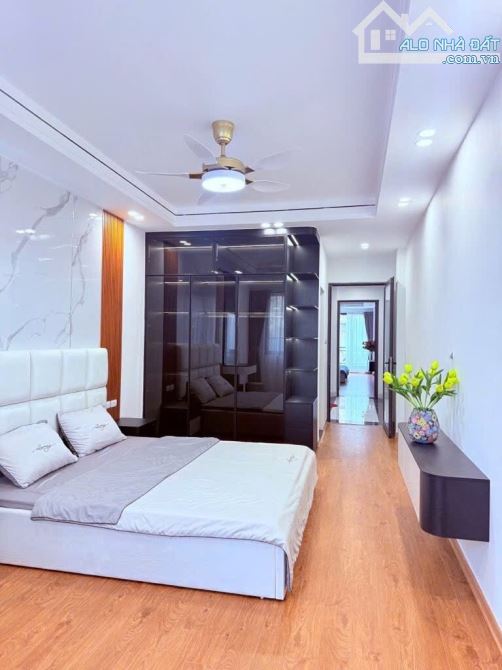 HIÊM HOÀNG CẦU Đ Đ 70/80m2x 7tầng THANG MÁY-OTO