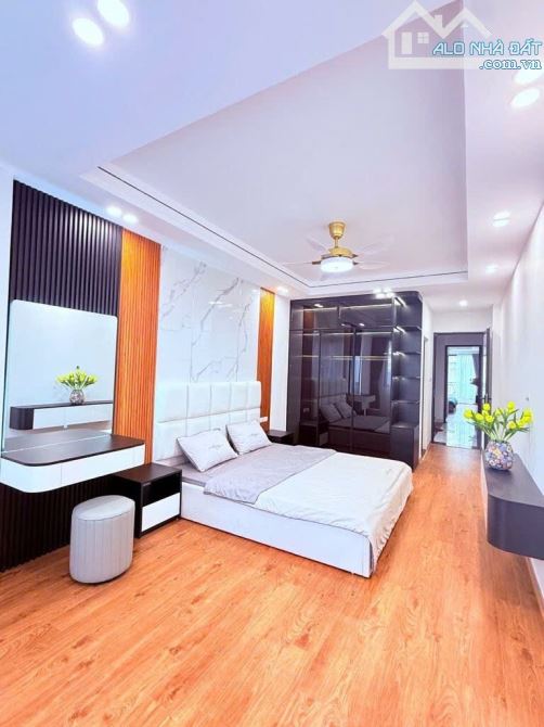 HIÊM HOÀNG CẦU Đ Đ 70/80m2x 7tầng THANG MÁY-OTO