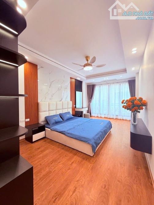 HIÊM HOÀNG CẦU Đ Đ 70/80m2x 7tầng THANG MÁY-OTO