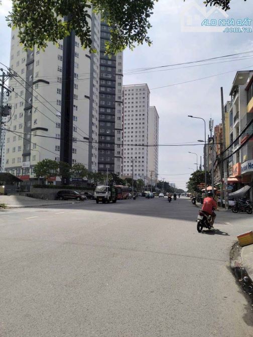 Bán 768.6m2 đất mặt tiền đường Cao Lỗ Phường Chánh Hưng . Khu vực sầm uất ngay Chung cư