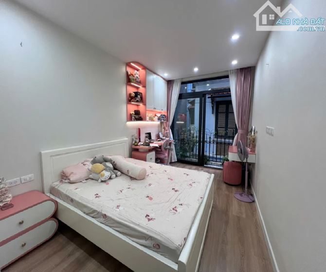 Chính chủ bán siểu phẩm nhà Cấy giấy Thang máy, nhà phân lô ô tô tránh, giá nhỉnh 11 tỷ