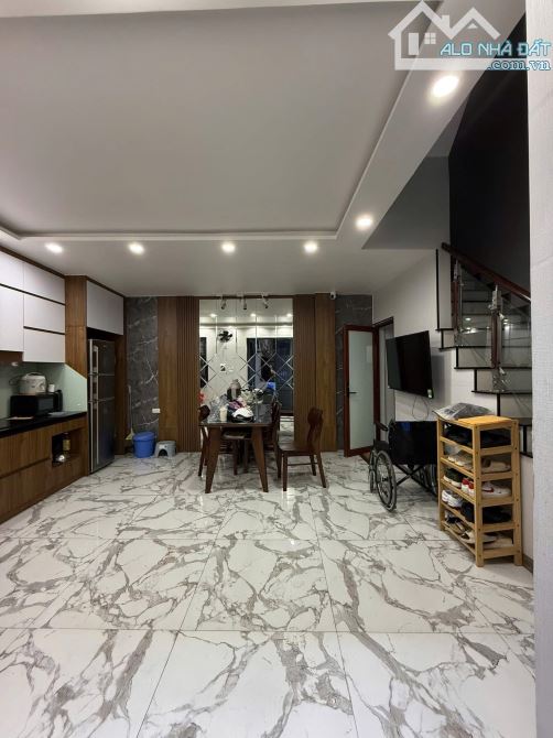 Bán nhà Lê Văn Hưu 27/30m2, 6T, mt 6m mặt ngõ 15m ra phố, sổ đỏ riêng. Giá 8.8 tỷ CTL