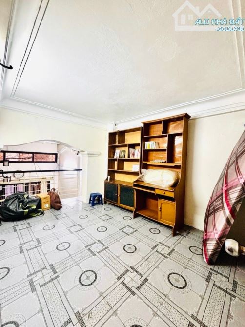 BÁ.N NHÀ HIẾM – HOÀNG HOA THÁM GẦN VĂN CAO – SÂN VẬN ĐỘNG QUẦN NGỰA