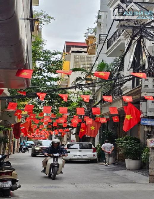 Chính chủ bán siểu phẩm nhà Cấy giấy Thang máy, nhà phân lô ô tô tránh, giá nhỉnh 11 tỷ