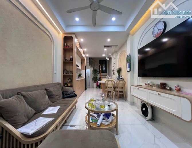 Chính chủ bán siểu phẩm nhà Cấy giấy Thang máy, nhà phân lô ô tô tránh, giá nhỉnh 11 tỷ