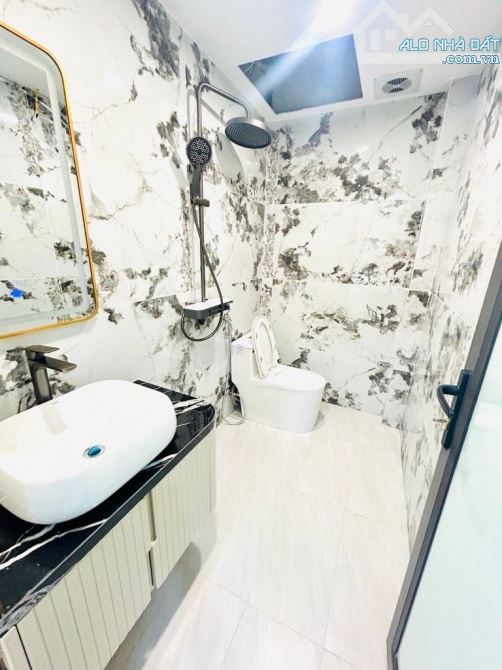 Bán nhà phân lô phố giải phóng 42m2 5 tầng thang máy xây mới - Ô tô vòng quanh - 10.5 tỷ