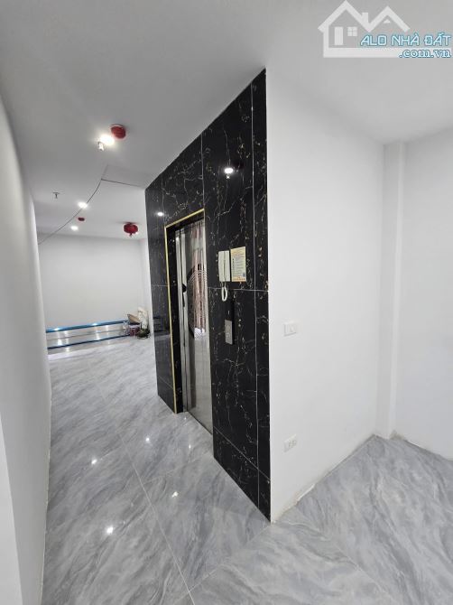 Mặt phố KHÚC THỪA DỤ - Cầu Giấy .. 36m mặt tiền 4m vỉa hè LÔ GÓC 7 tầng thang máy 30 tỷ