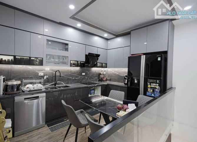 Bán nhà phân lô phố Tân mai 43m2 6 tầng mt 4.1m - View hồ gara ô tô - Giá 10.2 tỷ