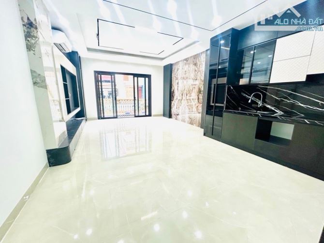 Bán nhà phân lô phố giải phóng 42m2 5 tầng thang máy xây mới - Ô tô vòng quanh - 10.5 tỷ