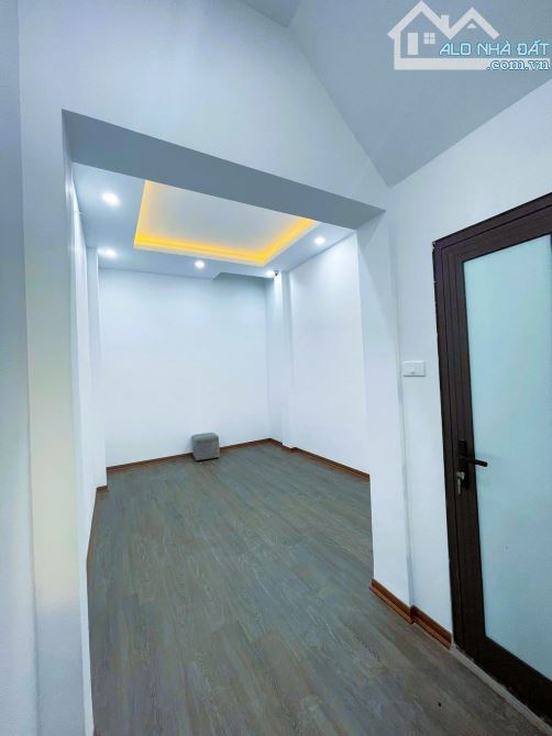 9,7 TỶ-MẶT PHỐ-SIÊU KINH DOANH-BỜ SÔNG SÉT-TRƯƠNG ĐỊNH-35M2-4 NGỦ