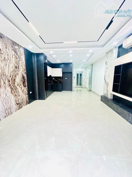 Bán nhà phân lô phố giải phóng 42m2 5 tầng thang máy xây mới - Ô tô vòng quanh - 10.5 tỷ