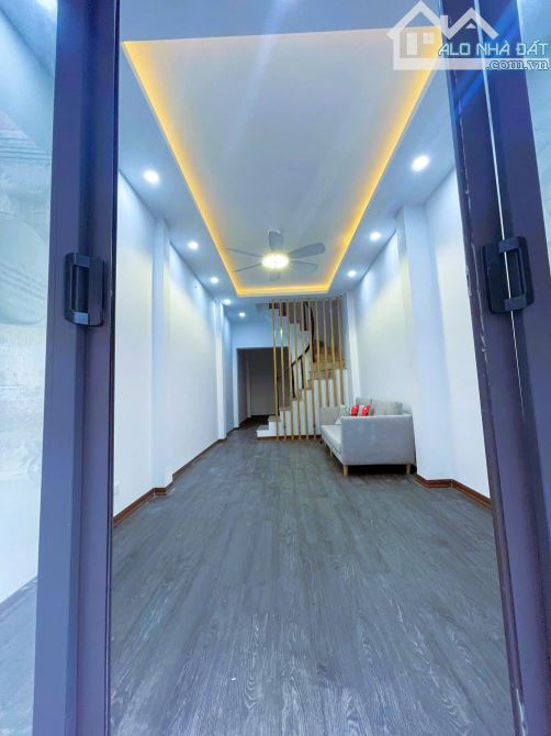 9,7 TỶ-MẶT PHỐ-SIÊU KINH DOANH-BỜ SÔNG SÉT-TRƯƠNG ĐỊNH-35M2-4 NGỦ