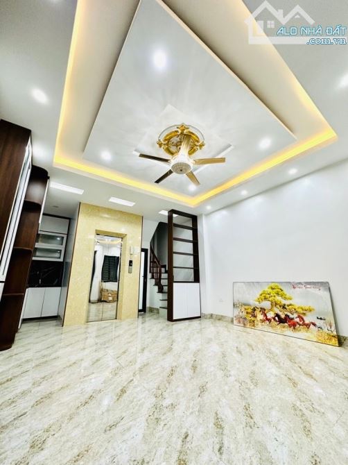 SIÊU PHẨM TỨ LIÊN TÂY HỒ 40m, 5T, thang máy, gần ô tô, chỉ 8.9 tỷ có TL