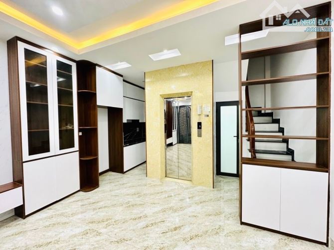 SIÊU PHẨM TỨ LIÊN TÂY HỒ 40m, 5T, thang máy, gần ô tô, chỉ 8.9 tỷ có TL