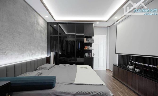 Bán nhà phân lô phố Tân mai 43m2 6 tầng mt 4.1m - View hồ gara ô tô - Giá 10.2 tỷ