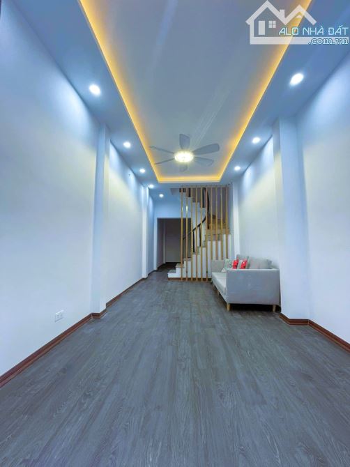 9,7 TỶ-MẶT PHỐ-SIÊU KINH DOANH-BỜ SÔNG SÉT-TRƯƠNG ĐỊNH-35M2-4 NGỦ