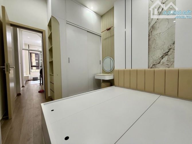 BÁN NHÀ PHỐ THÁI HÀ 30M2 PHÂN LÔ - Ô TÔ CHẠY VÒNG QUANH - Ô TÔ ĐỖ SÁT CỬA - VIEW BỂ BƠI