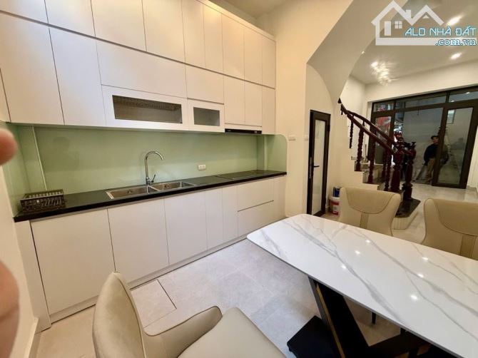 BÁN NHÀ PHỐ THÁI HÀ 30M2 PHÂN LÔ - Ô TÔ CHẠY VÒNG QUANH - Ô TÔ ĐỖ SÁT CỬA - VIEW BỂ BƠI