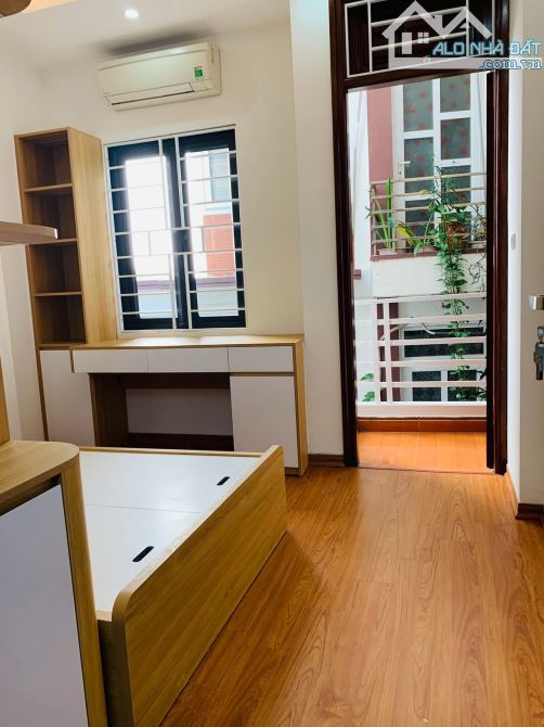 Nhà đẹp Ngõ 198 Kim Giang 30m ra Phố ngõ thoáng ba mặt góc, dân xây 38m2 sốt giá 10.6 tỷ