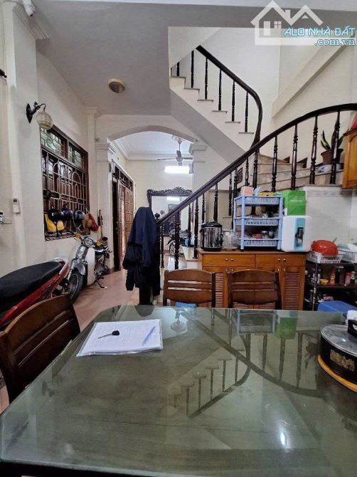 Bán nhà mặt ngõ, p Thái Thịnh, Đống Đa, Dt40m * 5T, dân xây, sổ chính chủ, Giá 11.3 tỷ