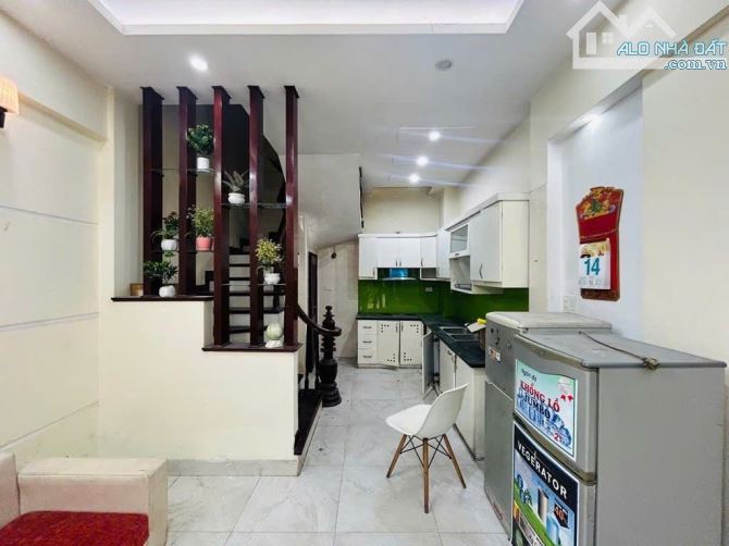 Lõi Đống Đa, nhà 5T thiết kế hiện đại, DT35m, nở hậu, giá 8.6 tỷ, có sân rộng, sổ cất két