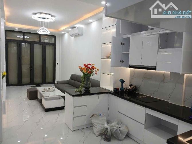 Ô Chợ Dừa - Đống Đa - DT40m * 5T Thang máy, Tổng 3N full nội thất, 12.6 tỷ nhà đẹp ở ngay