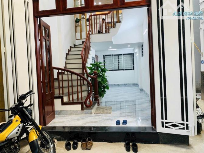 Nhà đẹp Ngõ 198 Kim Giang 30m ra Phố ngõ thoáng ba mặt góc, dân xây 38m2 sốt giá 10.6 tỷ