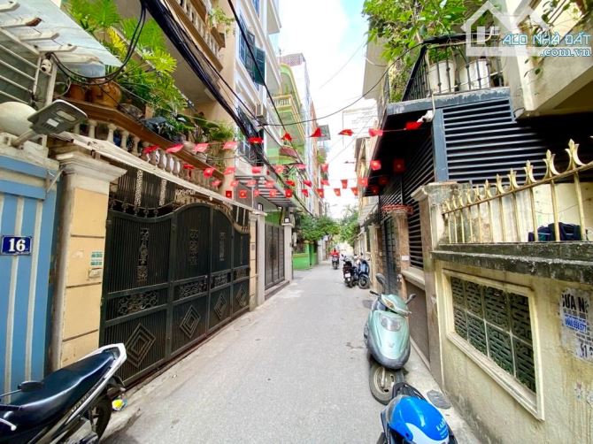 BÁN NHÀ TT CẦU GIẤY KHU PHÂN LÔ DT 50 M 5 TẦNG CHỈ 20 TỶ OTO ĐỖ CỬA SỔ VUÔNG ĐẸP KD ĐC