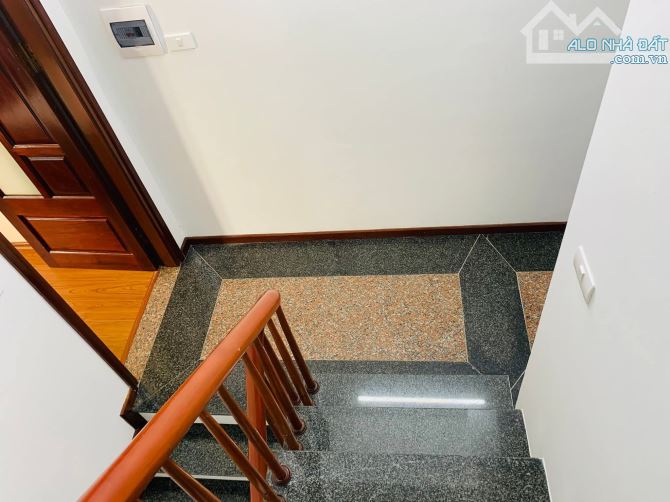 Nhà đẹp Ngõ 198 Kim Giang 30m ra Phố ngõ thoáng ba mặt góc, dân xây 38m2 sốt giá 10.6 tỷ